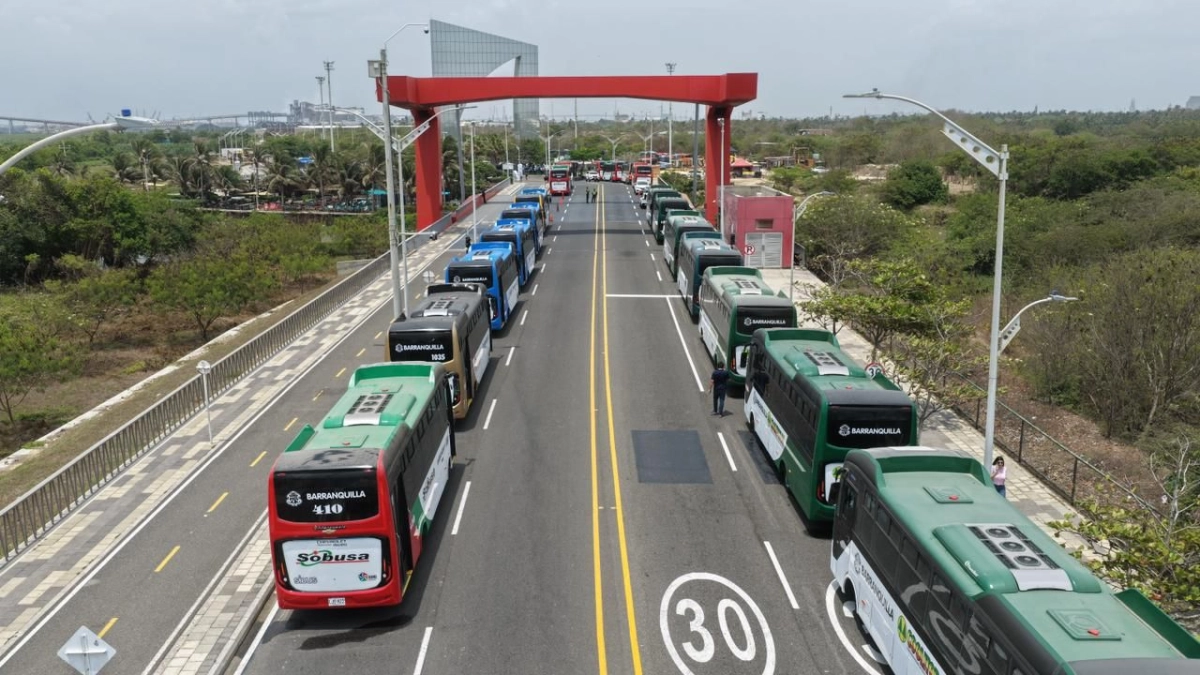 Barranquilla completa 100 nuevos buses en la primera fase de modernización del transporte público colectivo