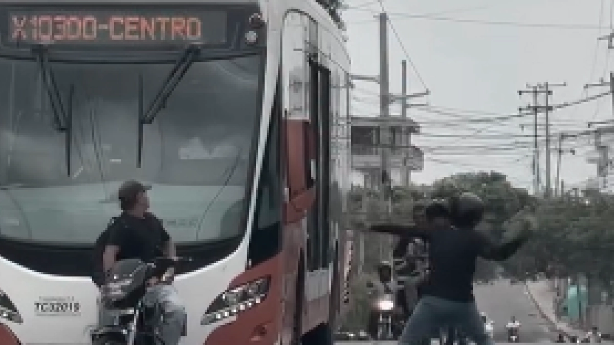 Motociclista agrede a conductor de Transcaribe en Cartagena y causa graves lesiones