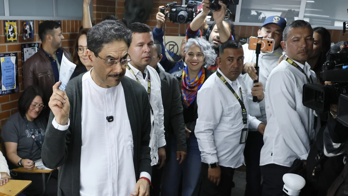 Iván Cepeda vota en Bogotá y espera mantener el proyecto progresista en Colombia