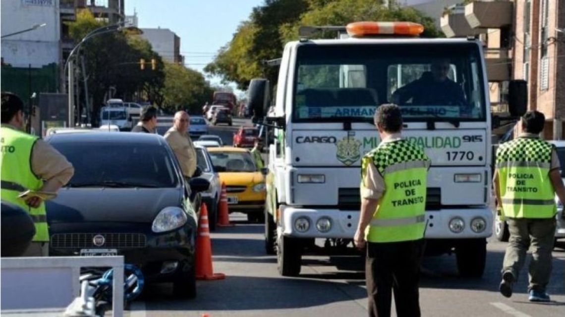 Buenos Aires refuerza el control del tránsito con agentes que priorizan advertencias sobre multas para reducir la doble fila