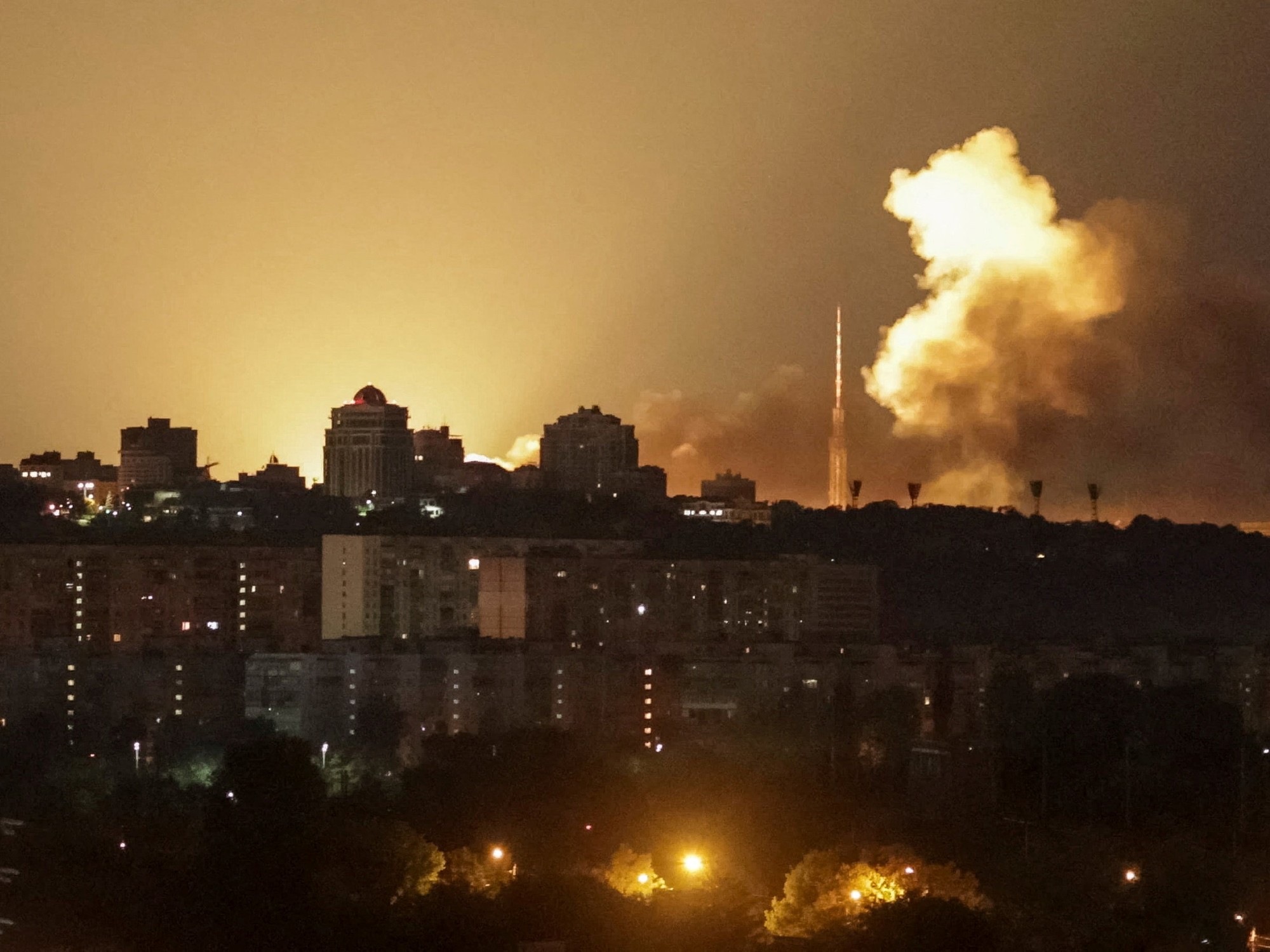 Ataques con misiles y drones rusos dejan muertos y heridos en Kiev, Dnipro y otras ciudades de Ucrania