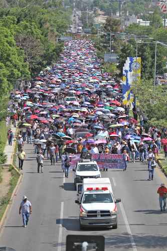 Docentes de la CNTE realizan marchas y bloqueos en al menos 10 estados de México