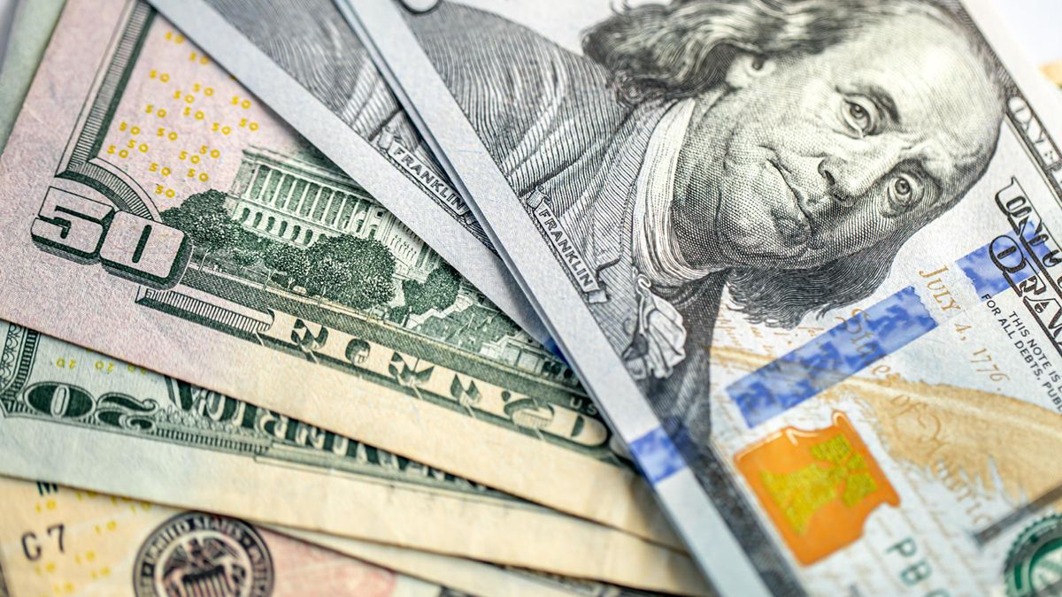 El dólar oficial retrocede tras varias subas y se mantiene por encima del blue en un contexto de cumplimiento de metas del BCRA
