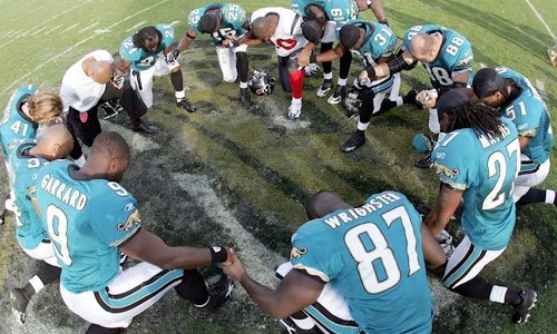 Artículo de opinión crítica sobre la fe religiosa, el sufrimiento humano y la intervención divina en el deporte