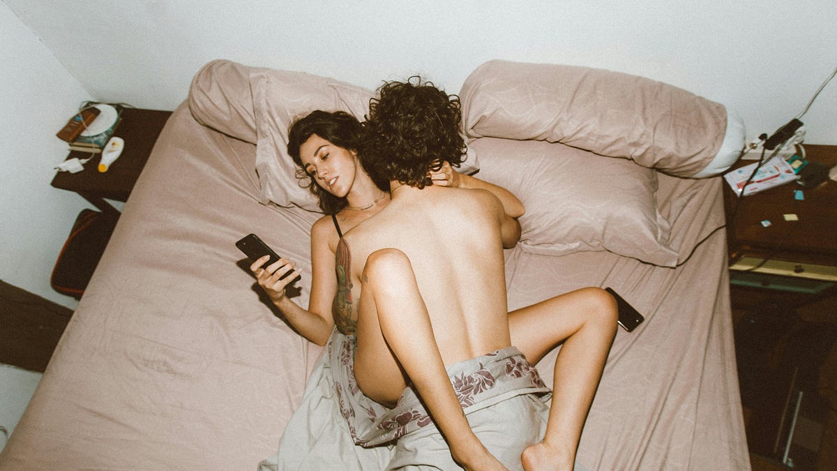 Un artículo reflexiona sobre la soledad, las relaciones modernas y la pérdida de intimidad en la era digital
