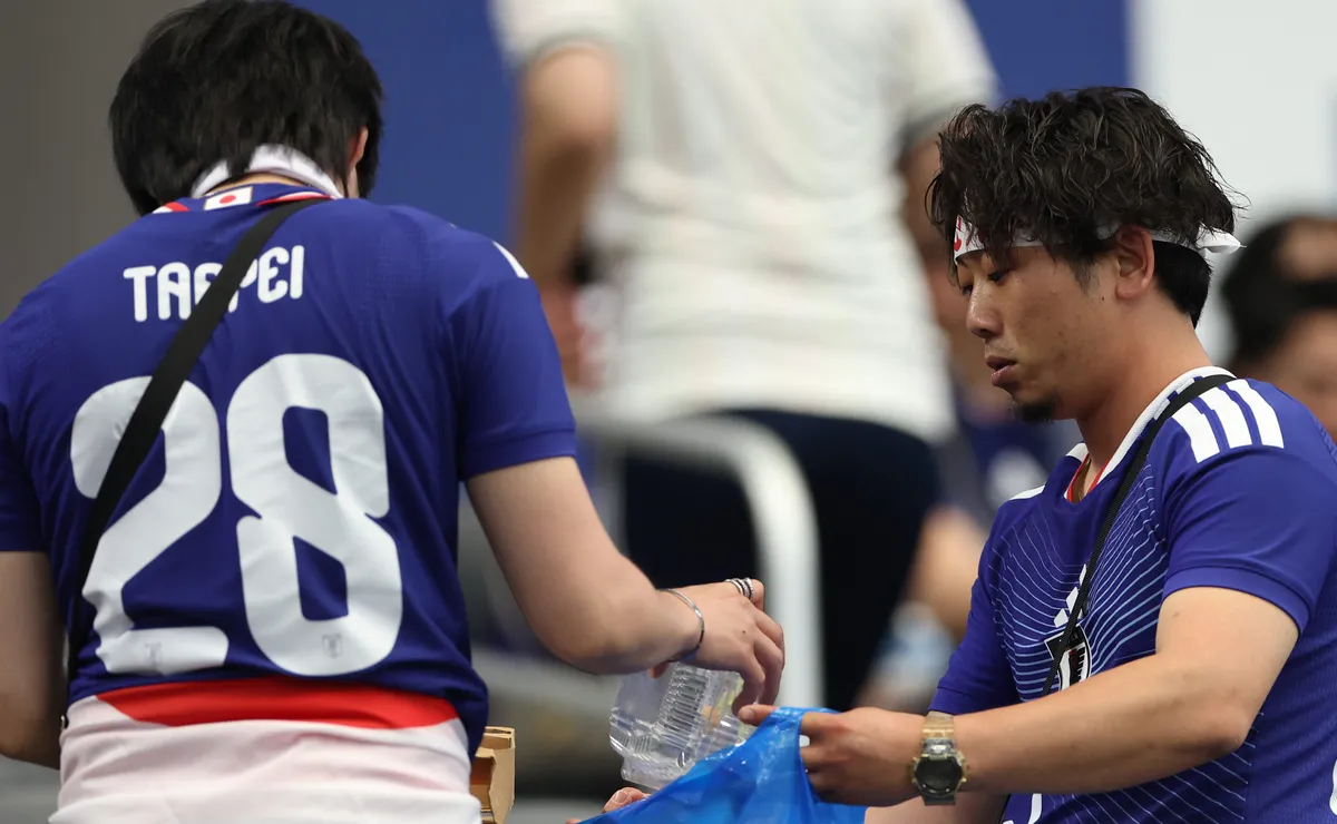 Aficionados de Japón limpian el estadio tras el empate ante Países Bajos en el Mundial 2026