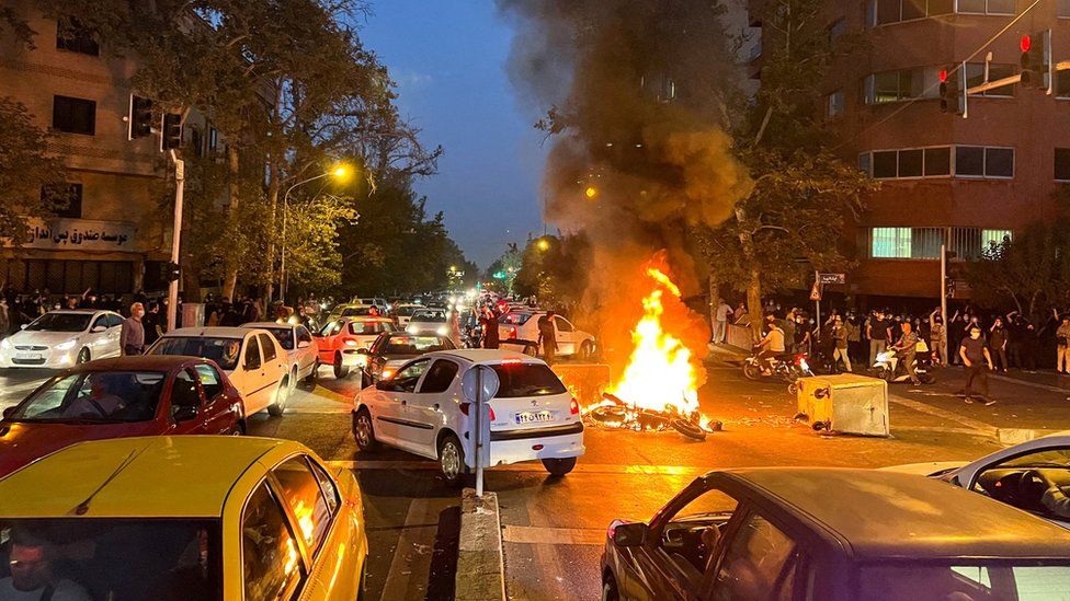 Acusaciones sobre la introducción de terminales Starlink en Irán para facilitar protestas, según declaraciones de Bennett