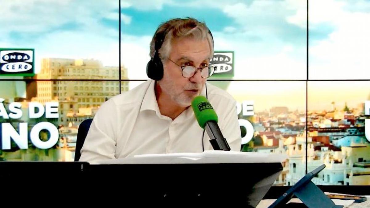 Carlos Alsina critica a Feijóo por confundir la regularización de inmigrantes con la Ley de Memoria Democrática