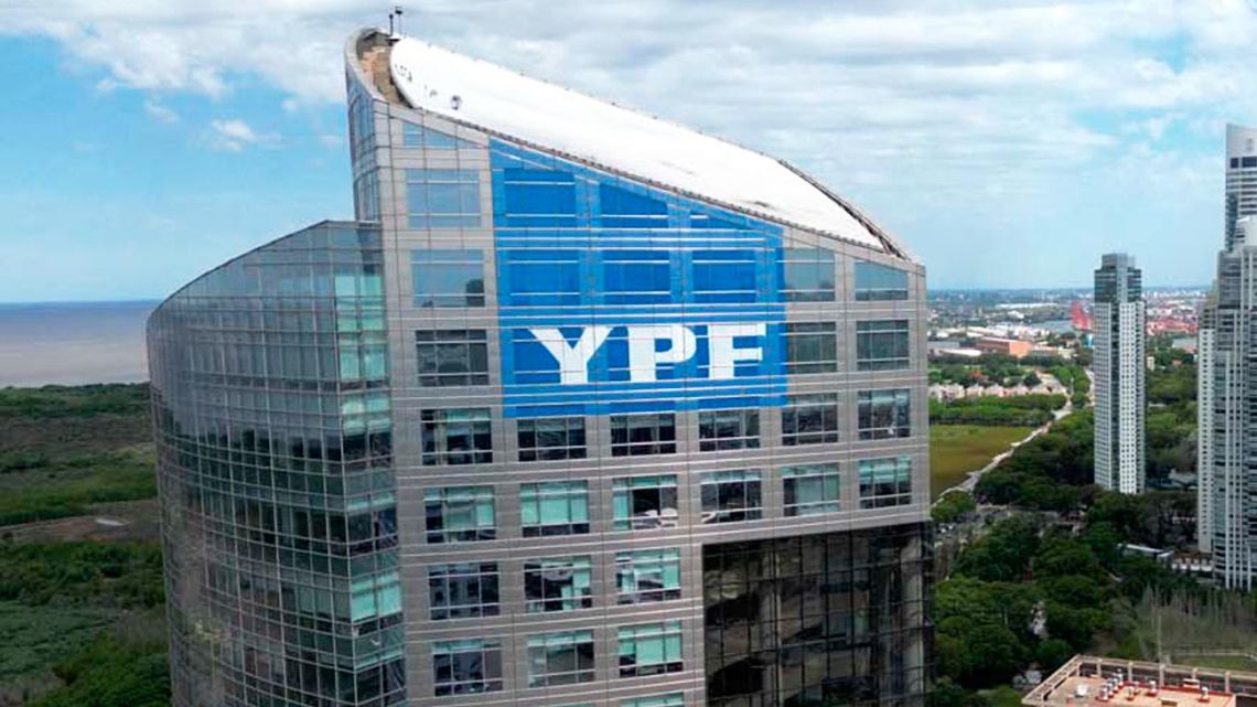 Chequeado lleva a la Corte un reclamo para que YPF transparente su pauta publicitaria y PERFIL busca participar como amicus curiae