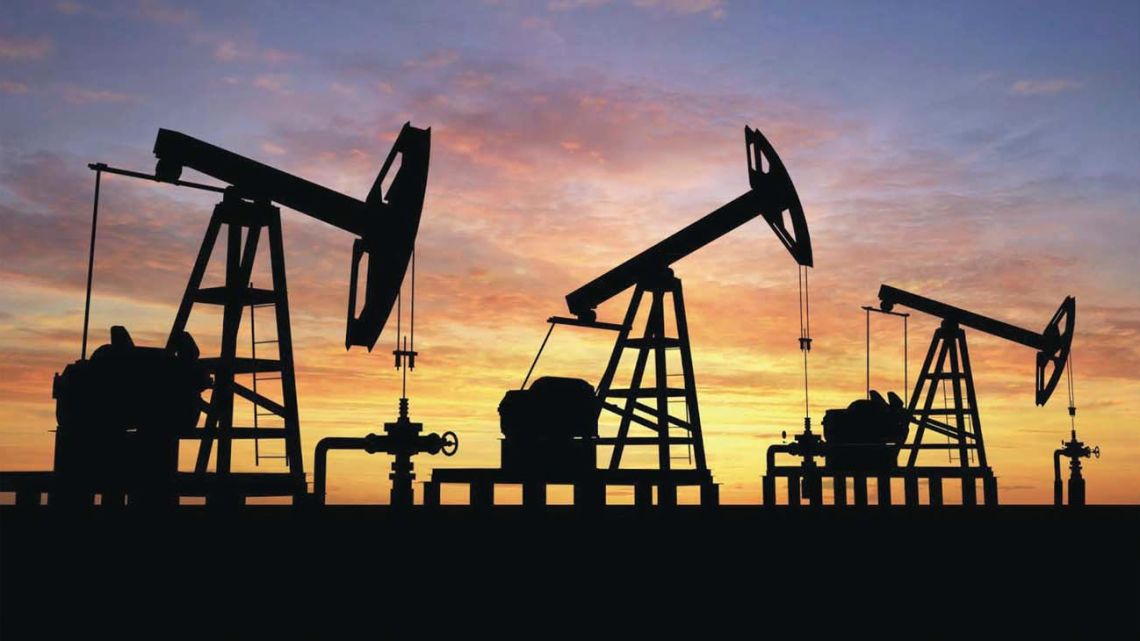 La baja del petróleo alivia la economía global, pero la inflación en Estados Unidos y el dólar fuerte mantienen tensiones