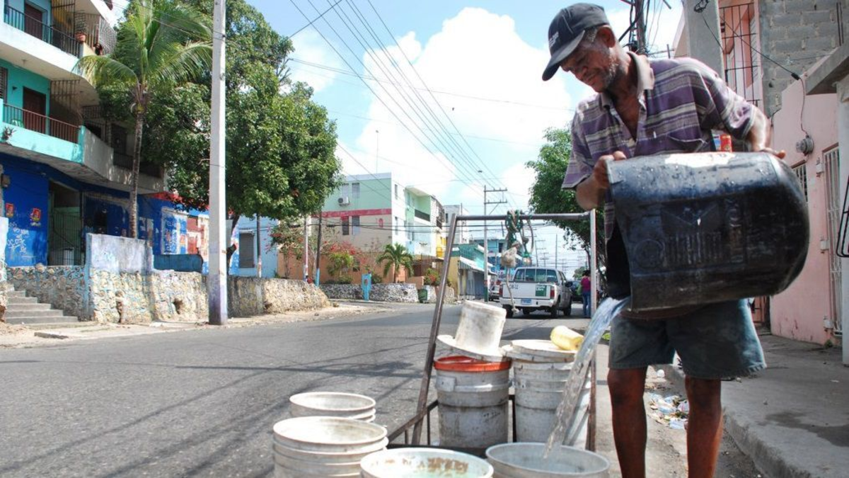 Crisis de abastecimiento de agua en Santa Marta afecta a residentes, turistas y el sector hotelero en plena temporada alta