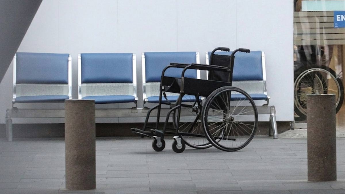 Autoridades aseguran 12 kilos de cocaína ocultos en una silla de ruedas en el aeropuerto de Cancún