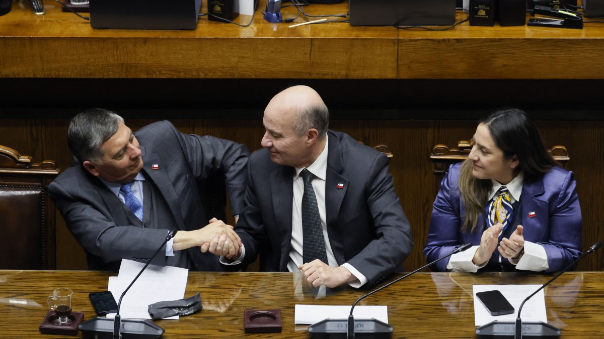 Debate sobre la megareforma: Eyzaguirre critica la falta de apertura del oficialismo