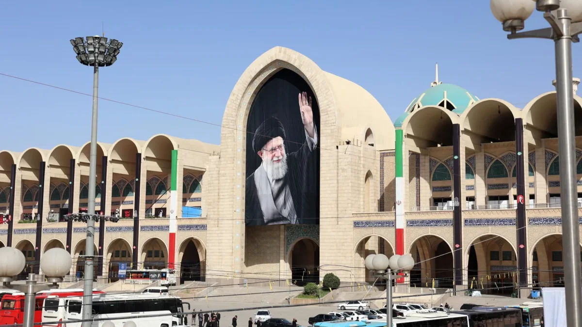 Funerales masivos en Irán por el líder supremo Alí Jameneí
