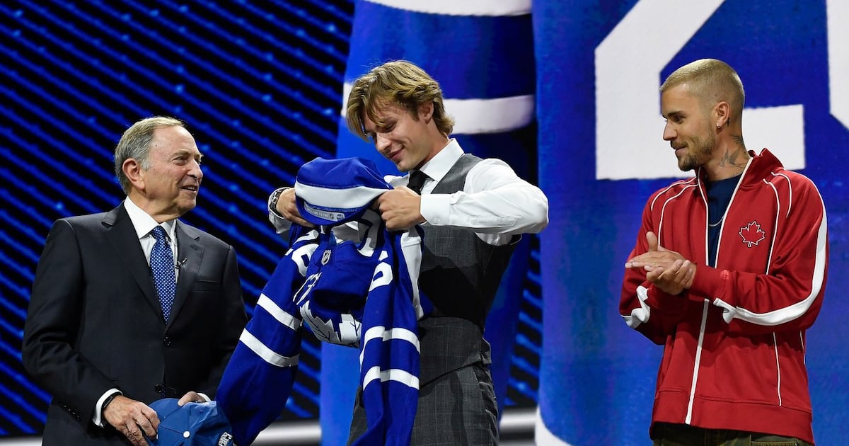 Toronto Maple Leafs secure top prospect Gavin McKenna with entry-level contract