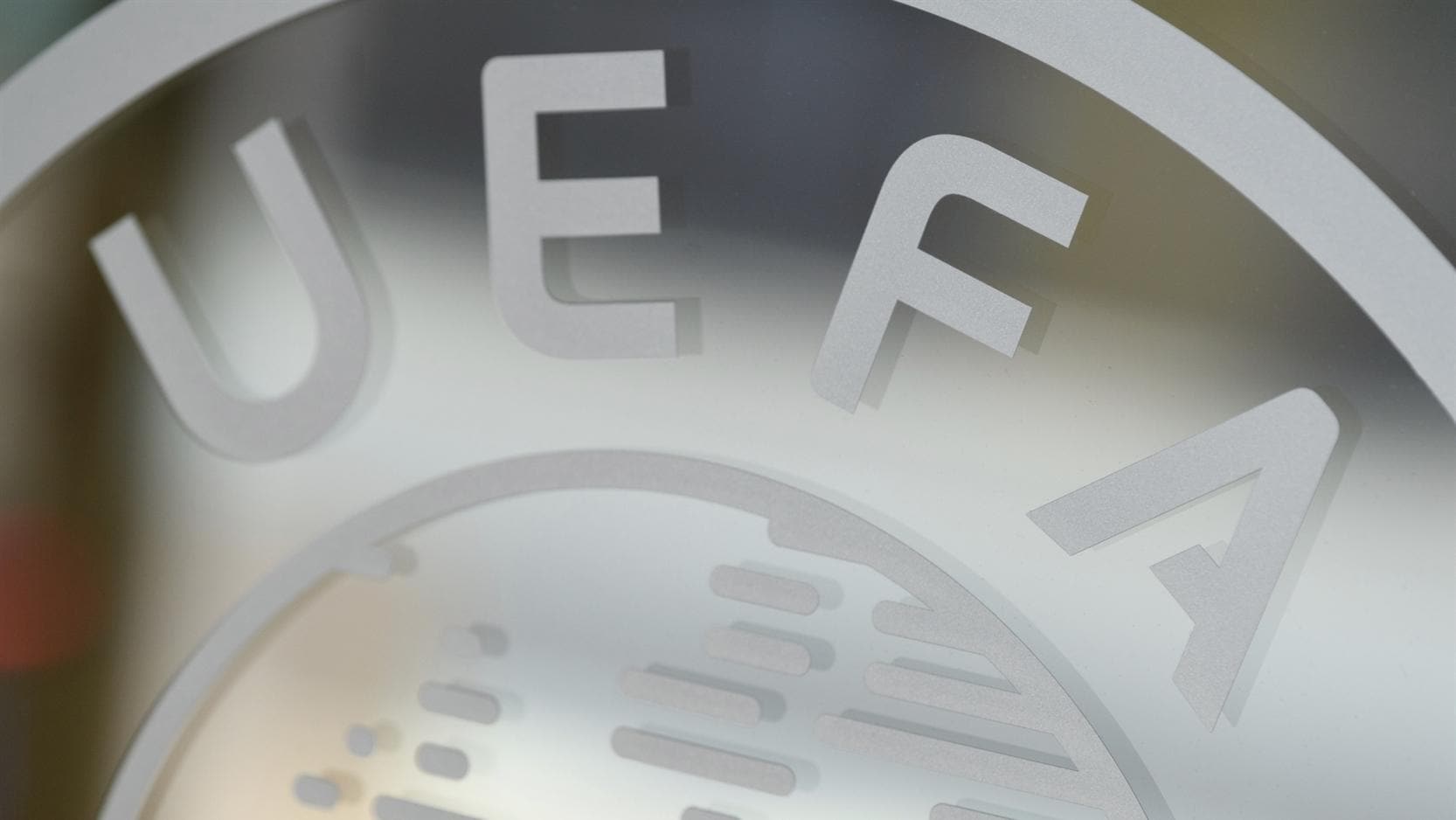 La UEFA critica la suspensión de una sanción automática en el caso Balogun y defiende la aplicación estricta de las reglas