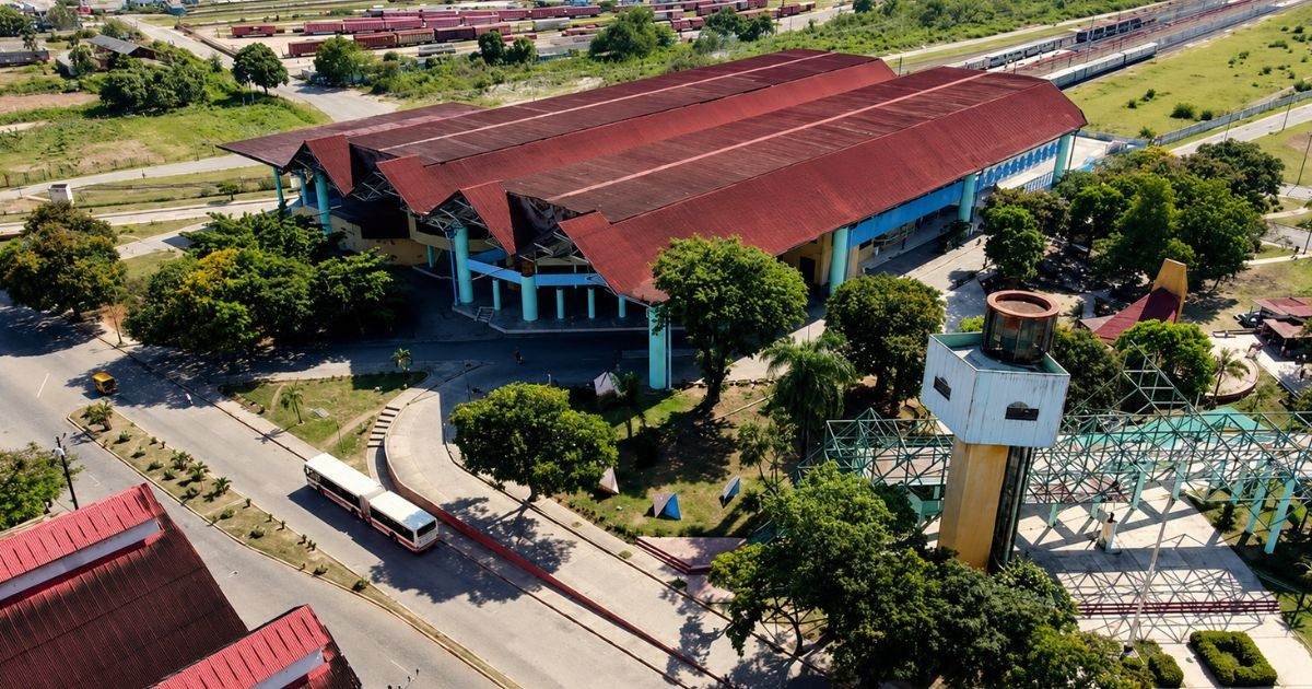 Reparación de terminal ferroviaria en Santiago de Cuba por daños del huracán Melissa