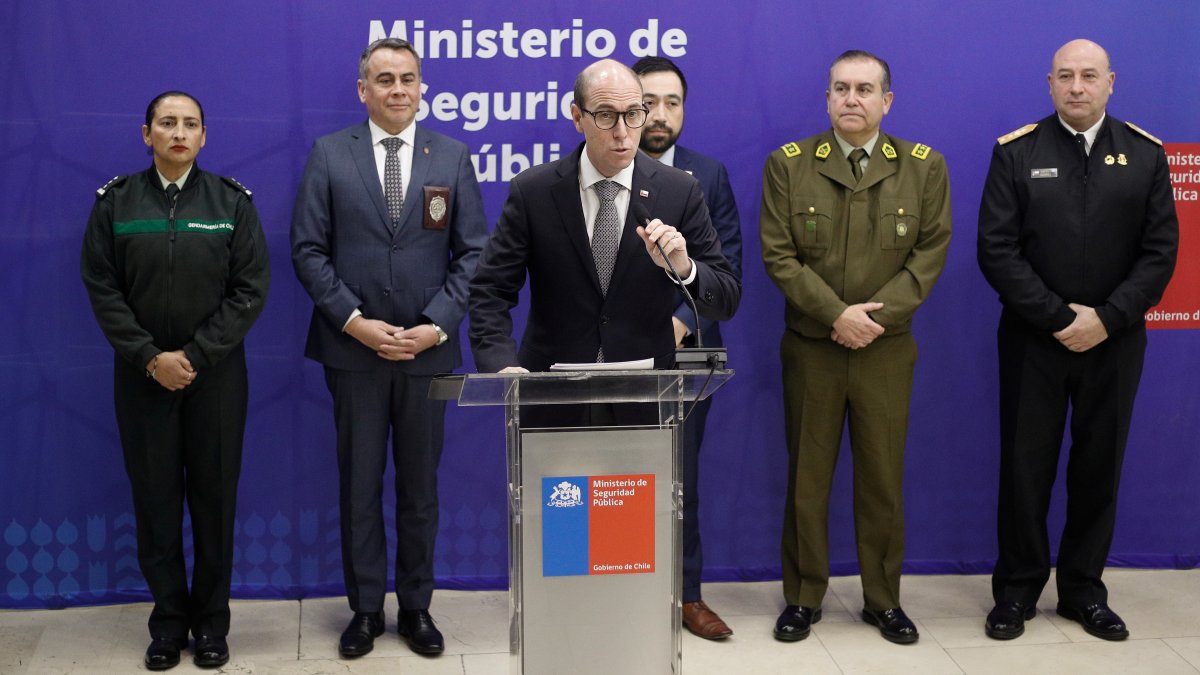 Ministro Arrau informa reducción del 13% en homicidios y 86% en migrantes irregulares