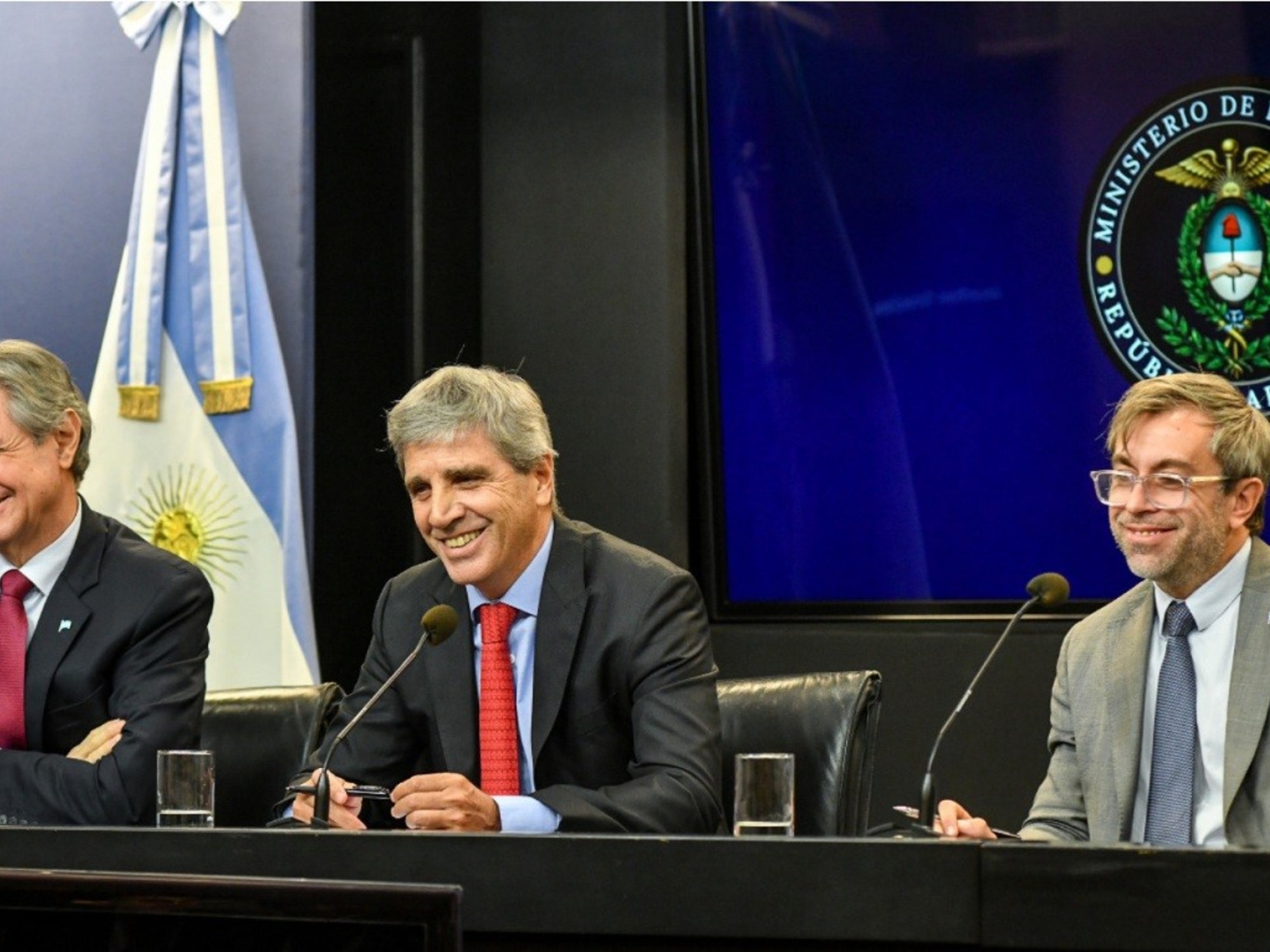 Gobierno anuncia plan para cubrir pagos de deuda en 2027 y reducir riesgo país