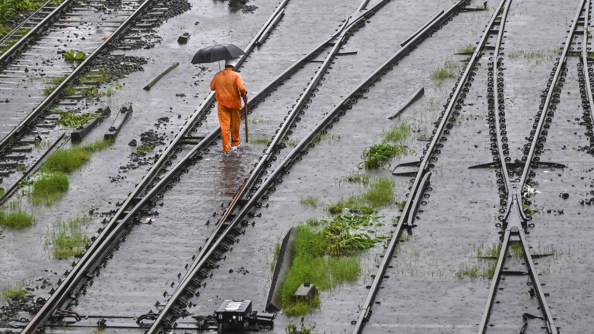 Heavy Rains Disrupt Mumbai and Surrounding Areas, Schools Closed for Safety