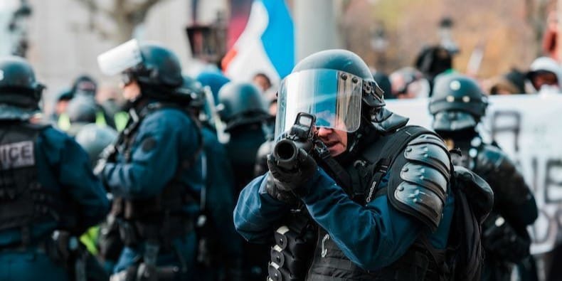 Francia aprueba una ley que protege a los policías tras el uso de armas