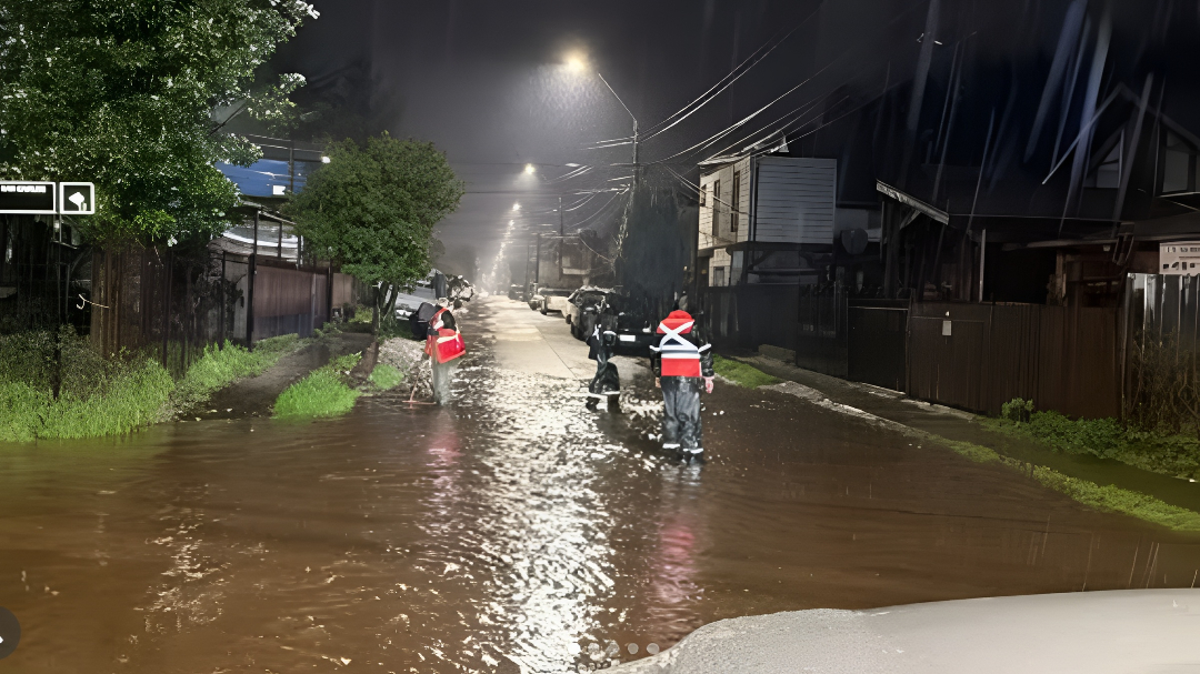 Inundaciones en Maule y Los Lagos: Más de 100 viviendas dañadas
