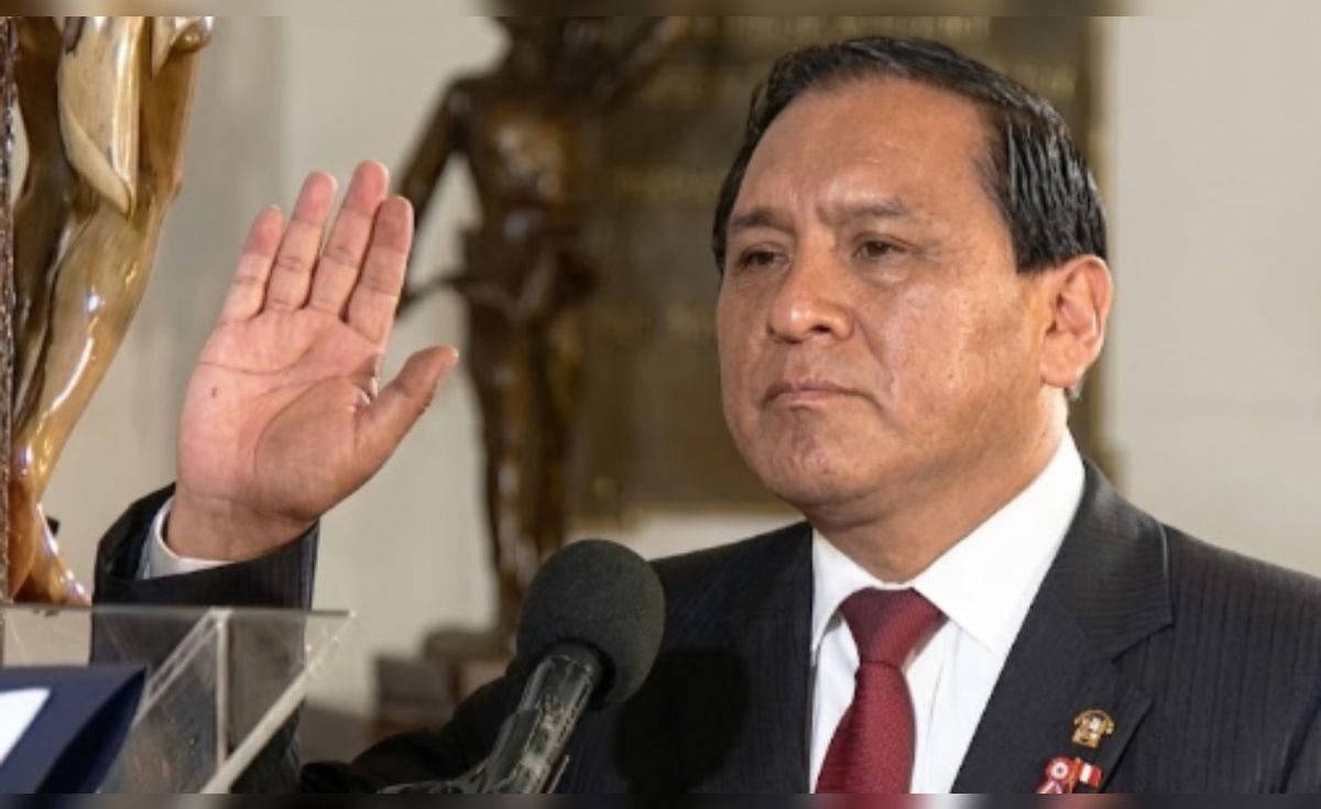 Ministro de Trabajo renuncia tras cuestionamientos por documentos falsos