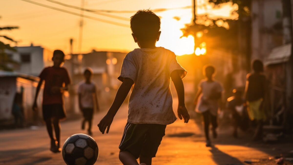 Diversos estudios destacan que el juego libre al aire libre favorece la autonomía y el desarrollo emocional infantil