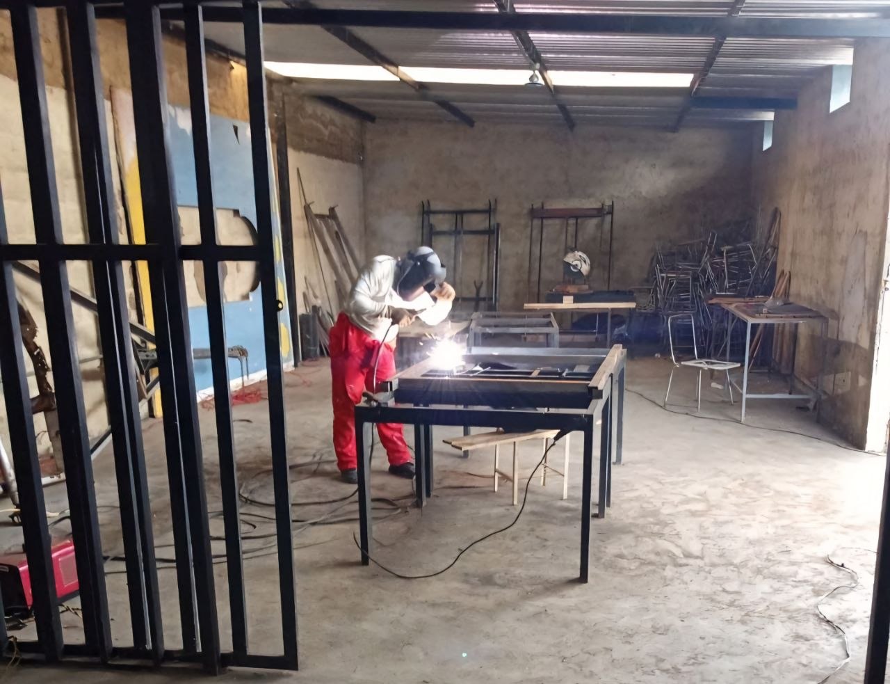 Estudiantes udistas colaboran en producción de literas para familias afectadas por terremotos