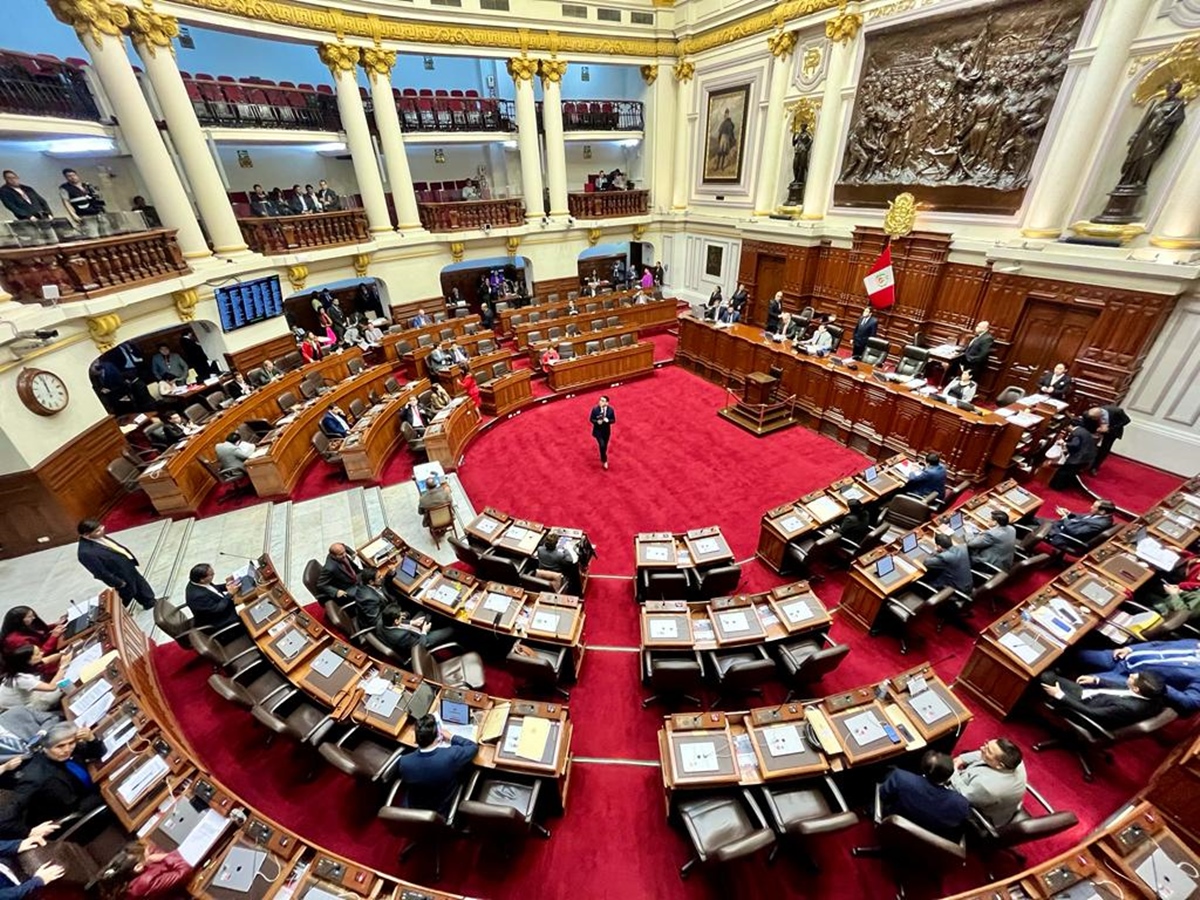 Perú aprueba ley de delitos de lesa humanidad con críticas de oposición