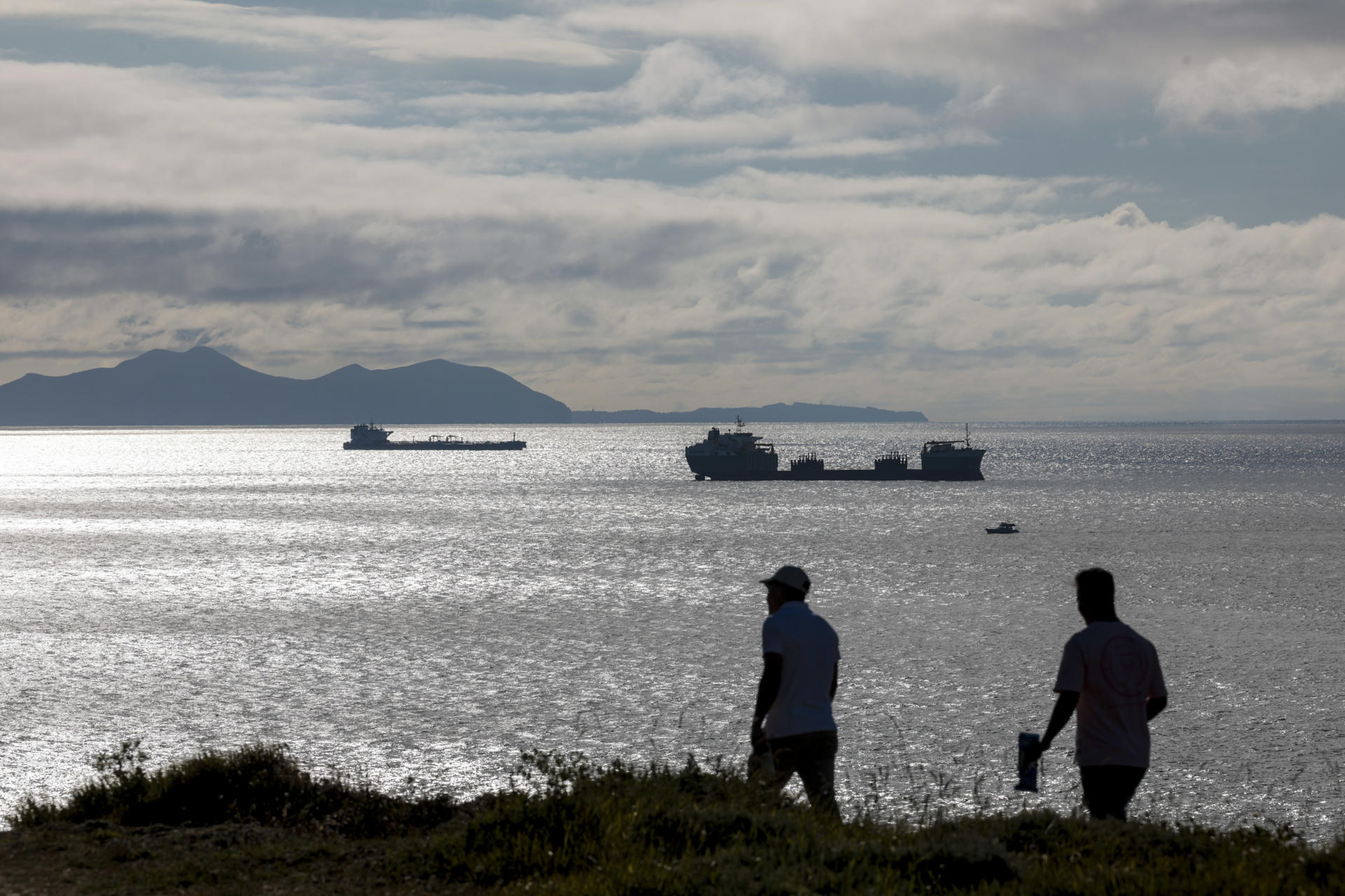 Petróleo registra baja moderada tras señales de distensión en Oriente Medio
