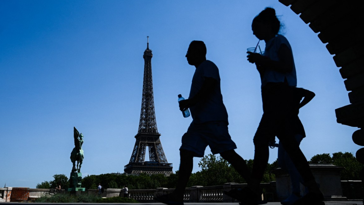 París cierra museos y la Torre Eiffel por ola de calor extremo