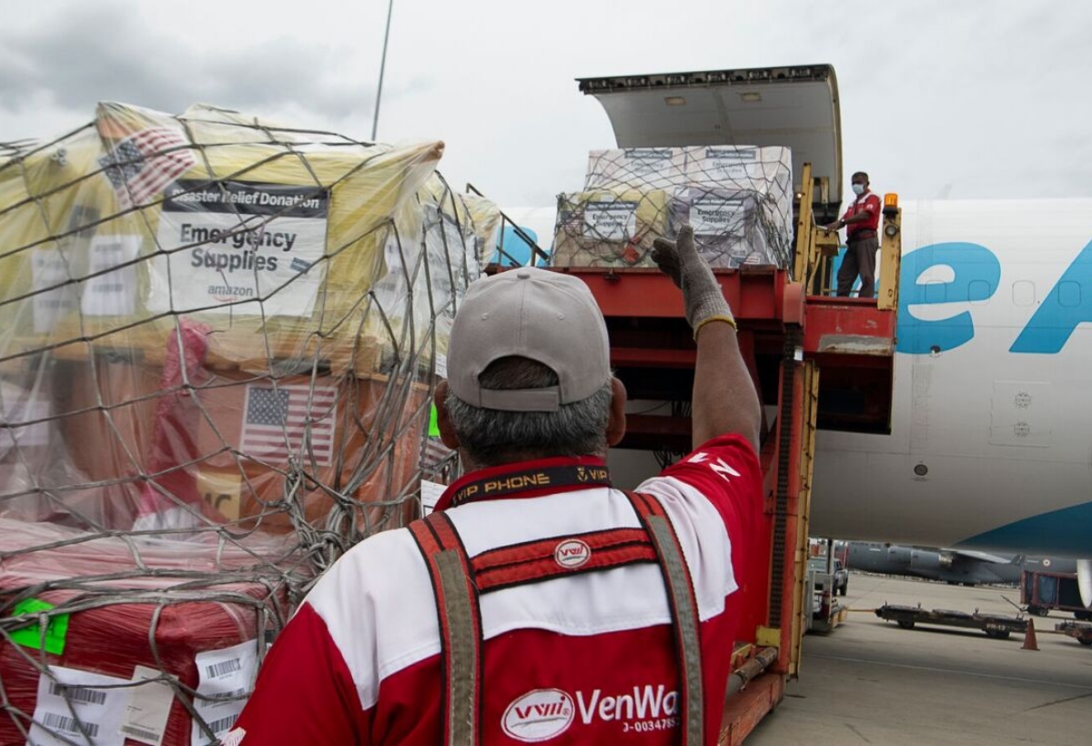 Distribución de kits por parte de John Barrett tras los terremotos en Venezuela