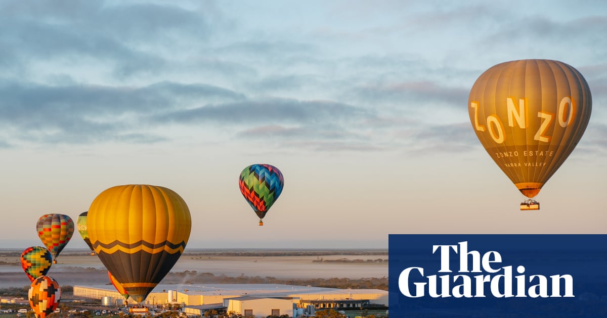 Hot air balloon festival kicks off in Mildura with stunning aerial displays