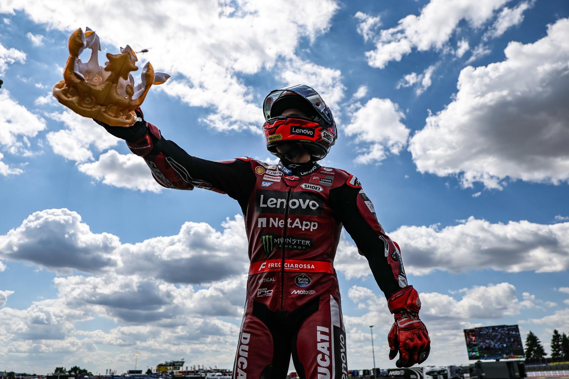 Marc Márquez gana en Alemania y acorta distancia en la lucha por el título