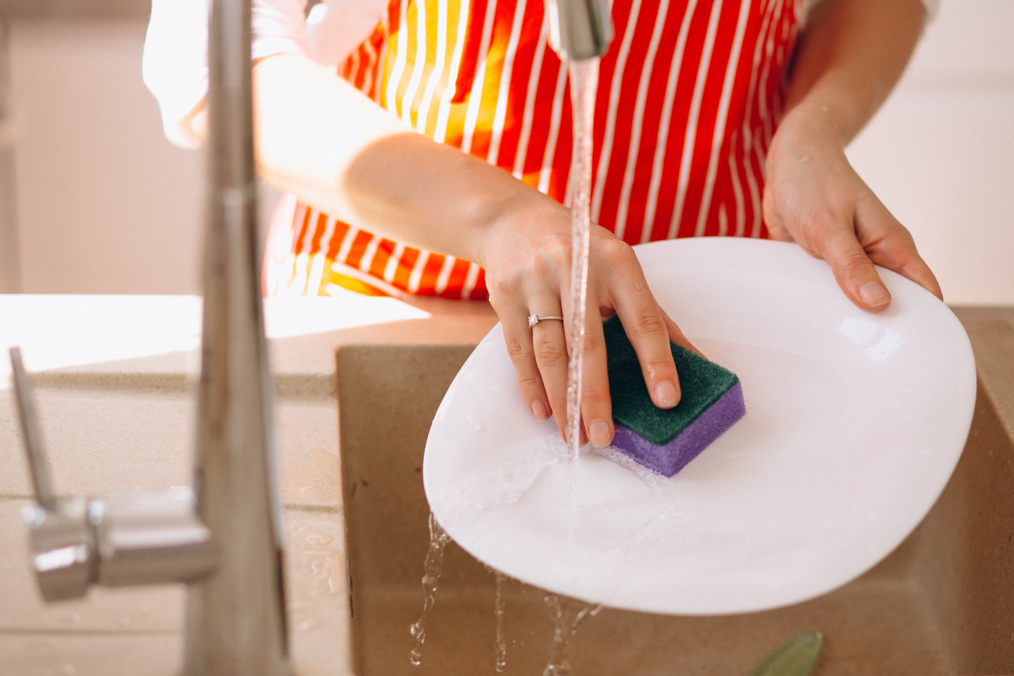 Cómo desinfectar la esponja de cocina correctamente