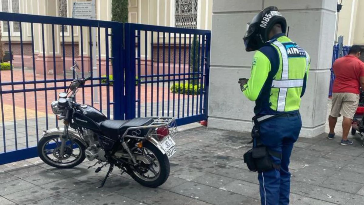 ATM reforzará controles contra motociclistas que invaden aceras en Guayaquil