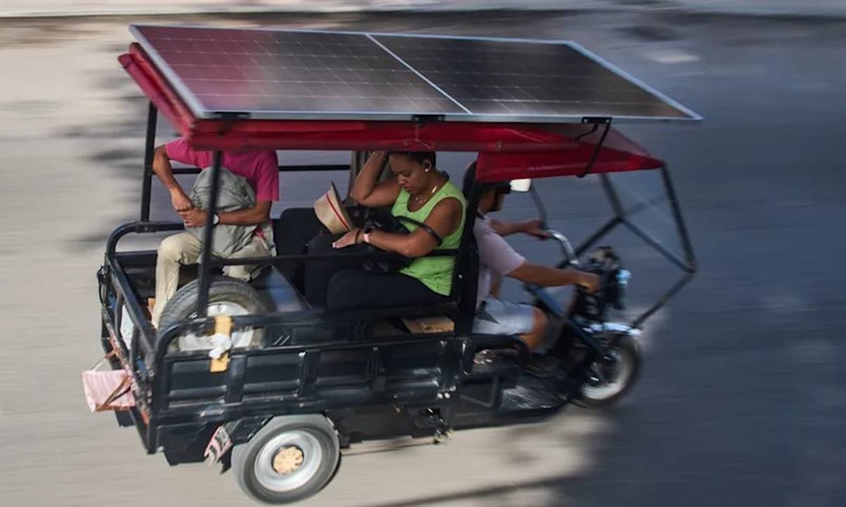 Triciclos eléctricos con paneles solares resuelven la crisis energética en Cuba