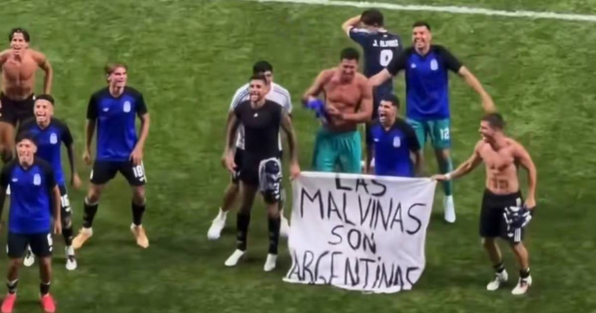 FIFA podría sancionar a Argentina por exhibir pancarta sobre Malvinas tras victoria sobre Inglaterra