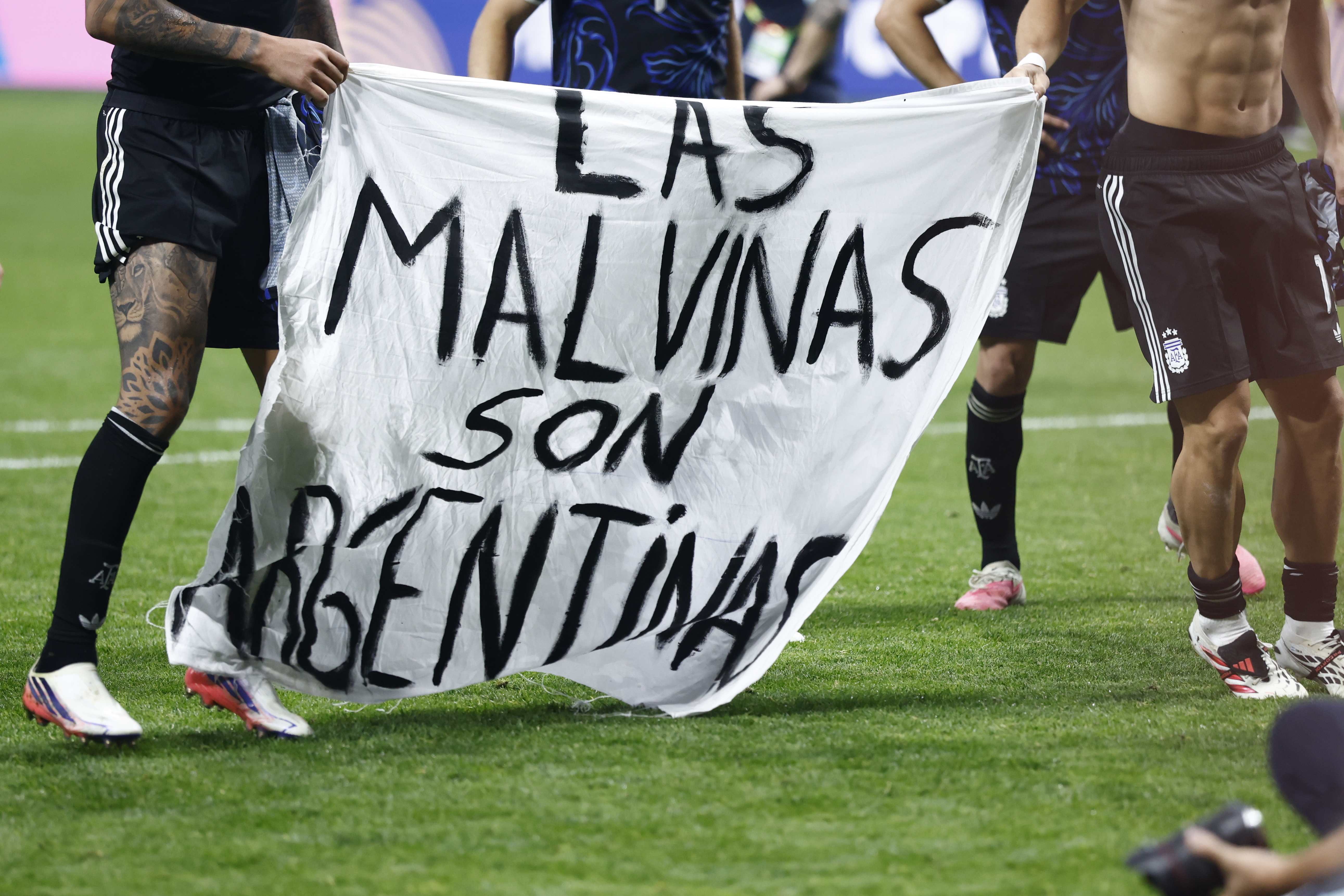 Argentina's Players Display Malvinas Flag After World Cup Victory
