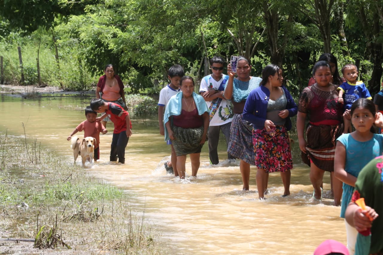 Riesgos sanitarios por inundaciones en Alta Verapaz: impacto en salud y educación
