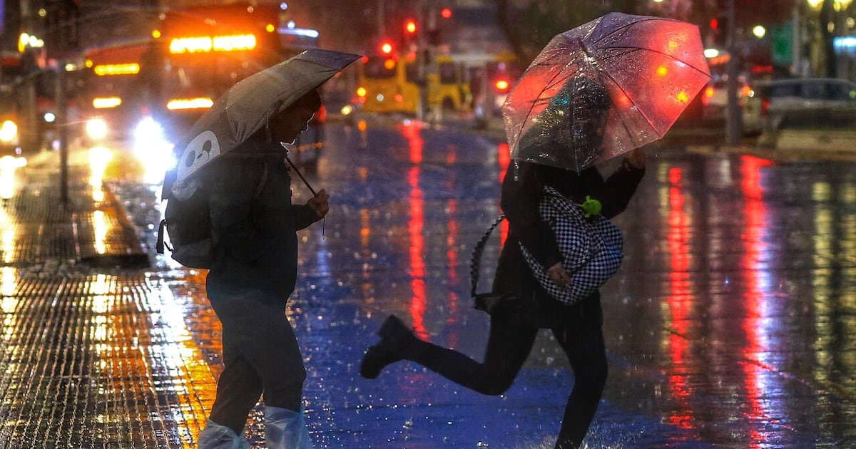 Sistema frontal afecta la Región Metropolitana con lluvias y viento fuerte durante el fin de semana