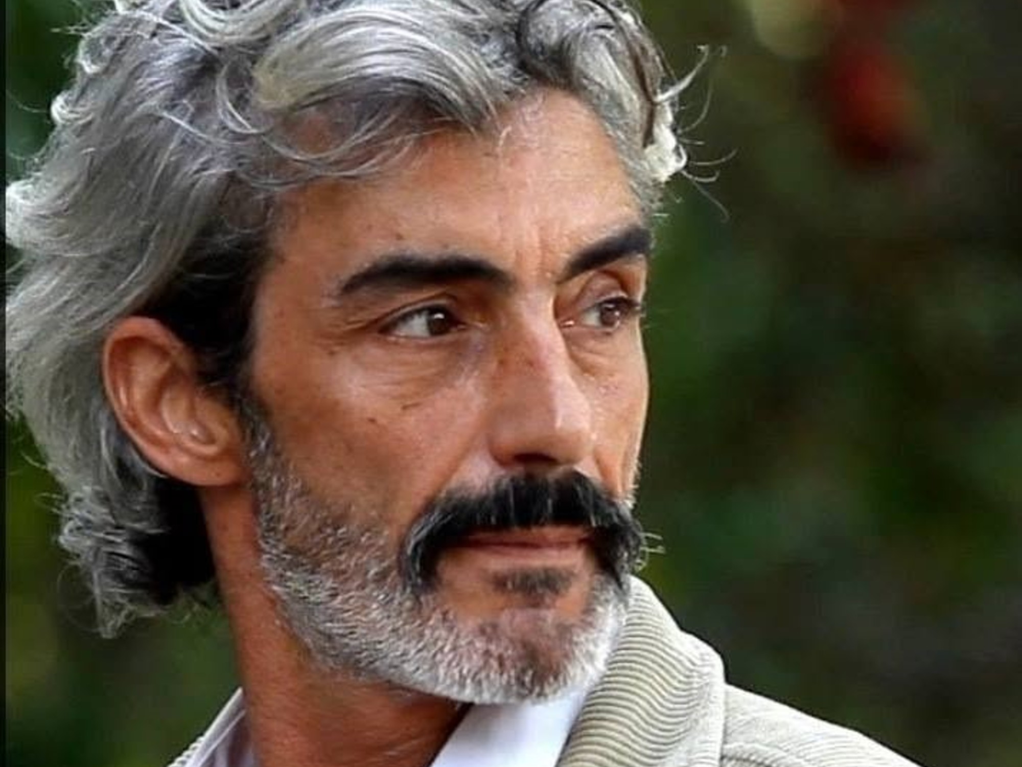 Miki Molina vive en un pueblo rural y se dedica al campo