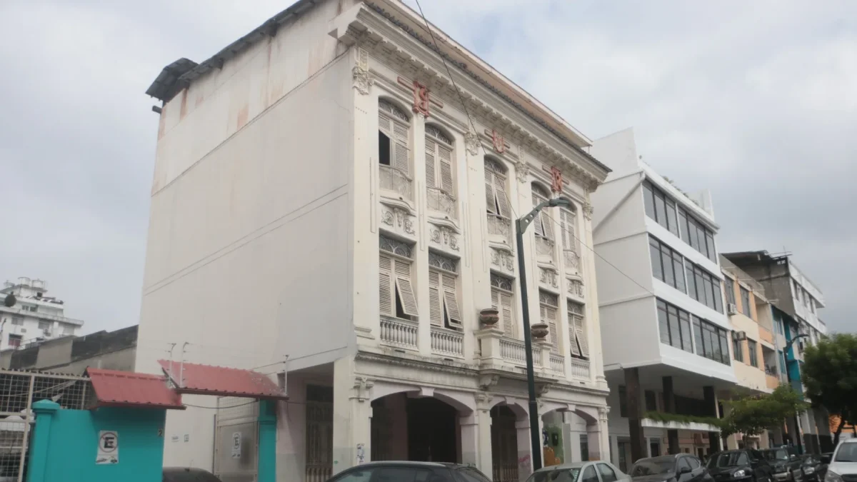 Estudiantes trabajan en la recuperación de la casa Madinyá, patrimonio de Guayaquil