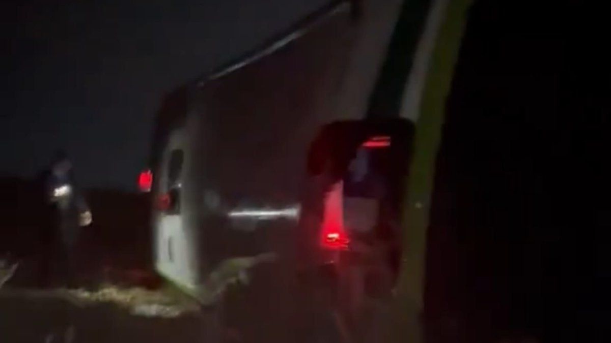 Serious bus accident on Route 7: 20 passengers injured after falling from bridge