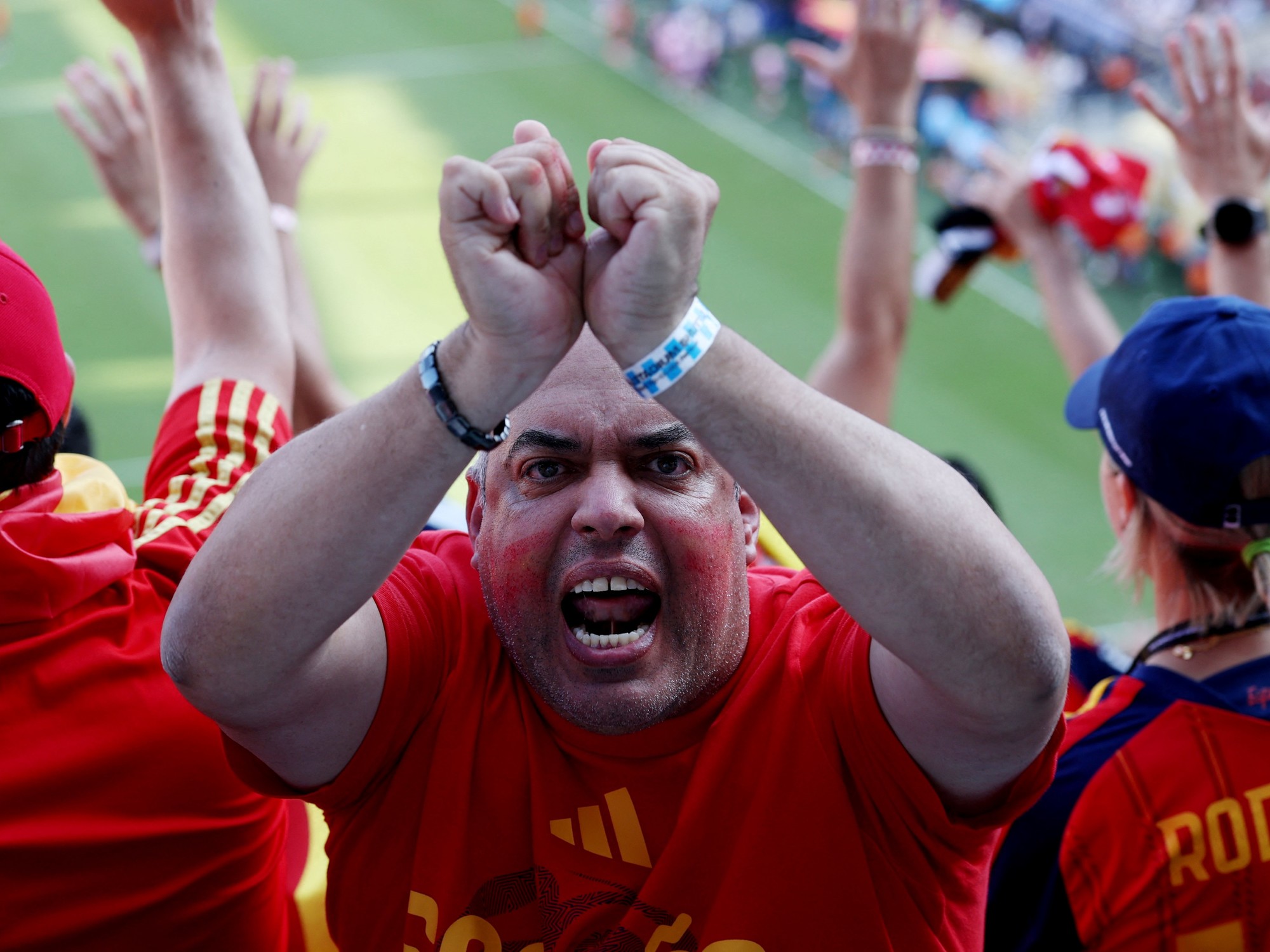 Reacción de los hinchas españoles tras el fallo arbitral en la final del Mundial