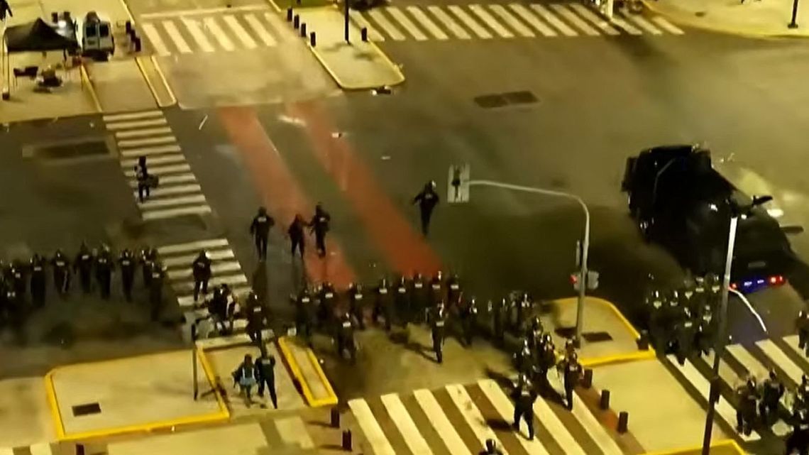 Clash entre hinchas y policía tras la derrota argentina en el Mundial