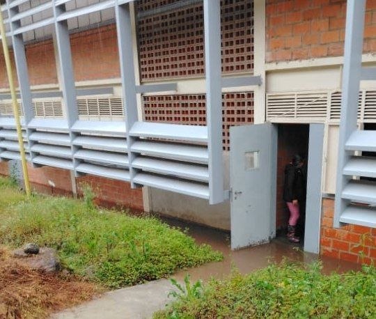 Anegación de un centro educativo en el páramo merideño por lluvias intensas