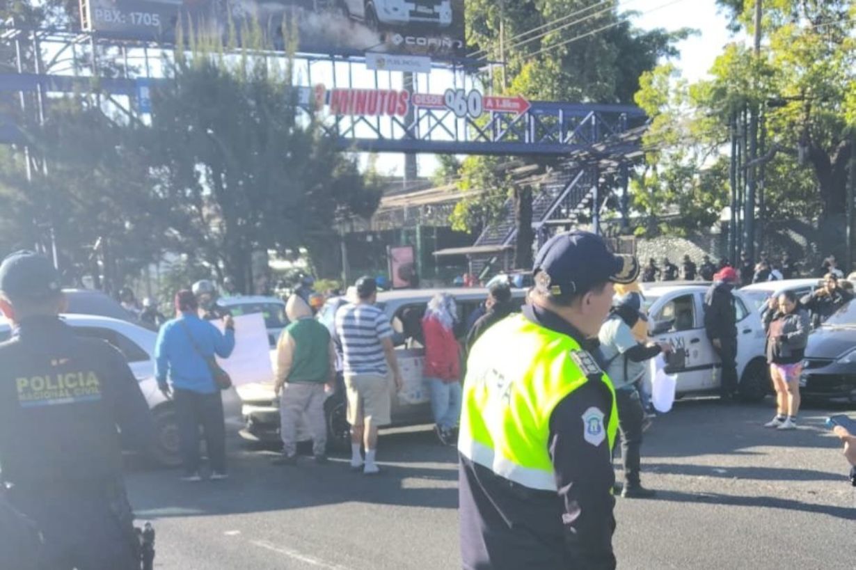 Taxistas bloquean carretera por alza de combustibles y afectan tránsito