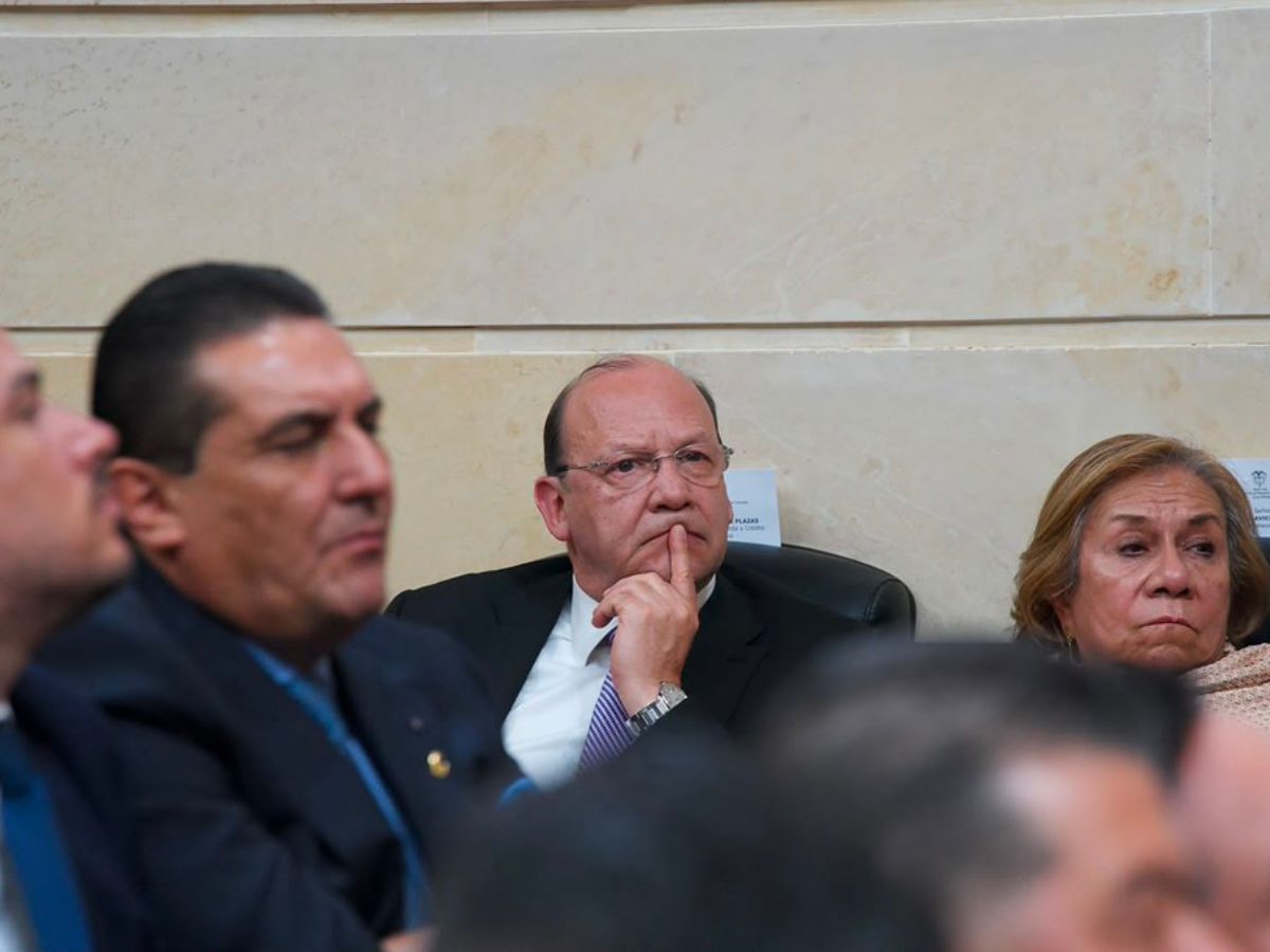 Gobierno saliente propone reforma tributaria con aumentos a impuestos